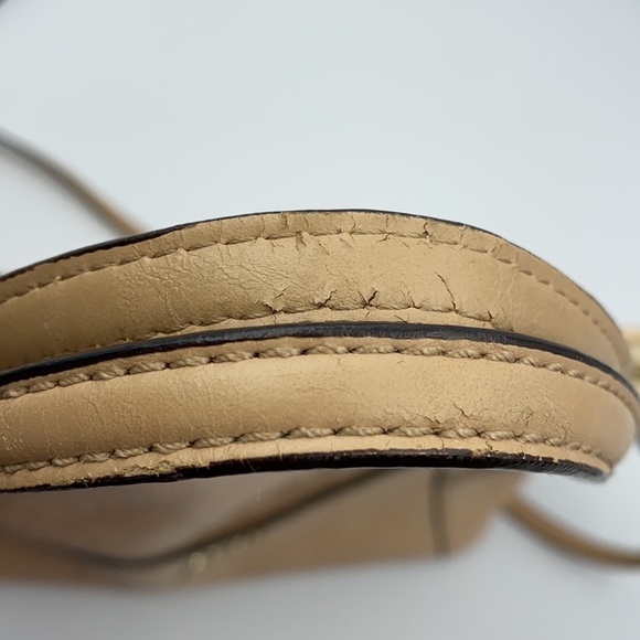 Black Friday Sale❗️Guess faux patent leather Reiko dome beige bag - Picture 5 of 17